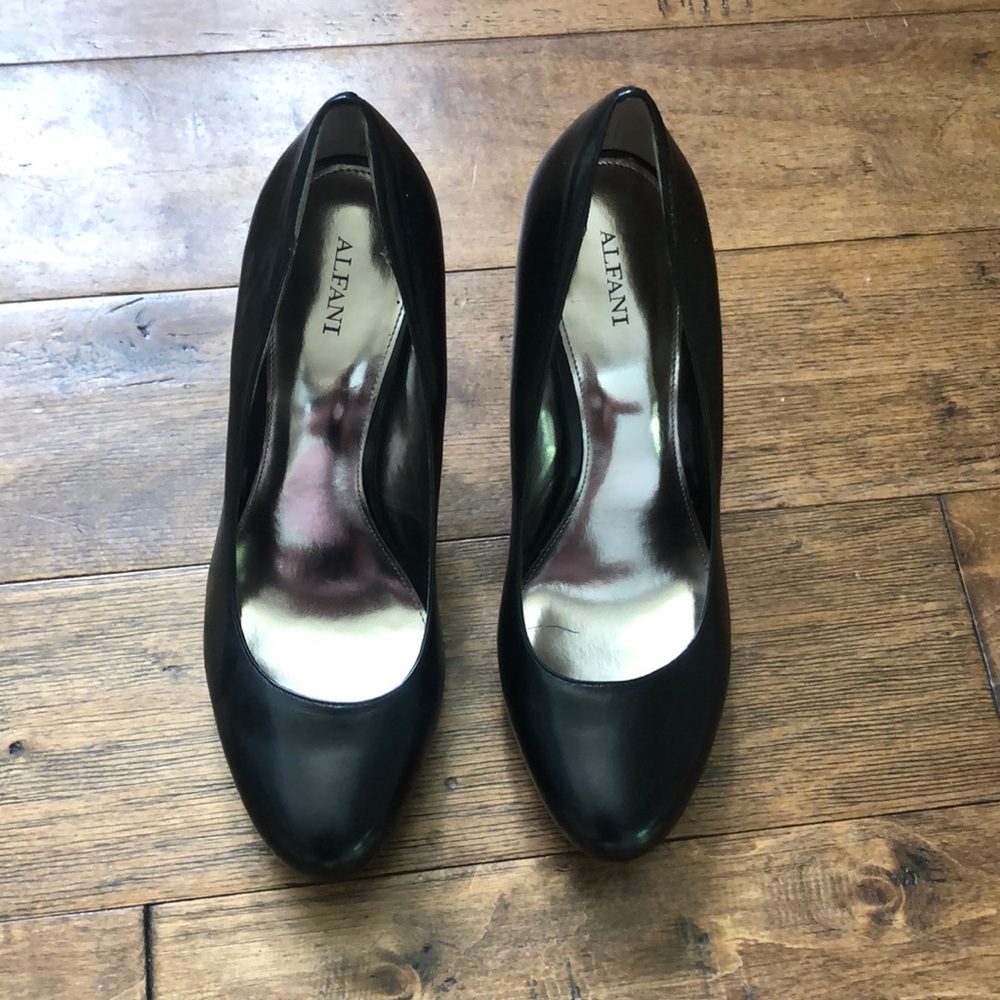 Round toe pumps